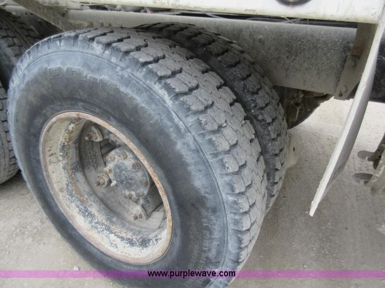 image for item L2750 1995 Ford LT9000 mixer truck