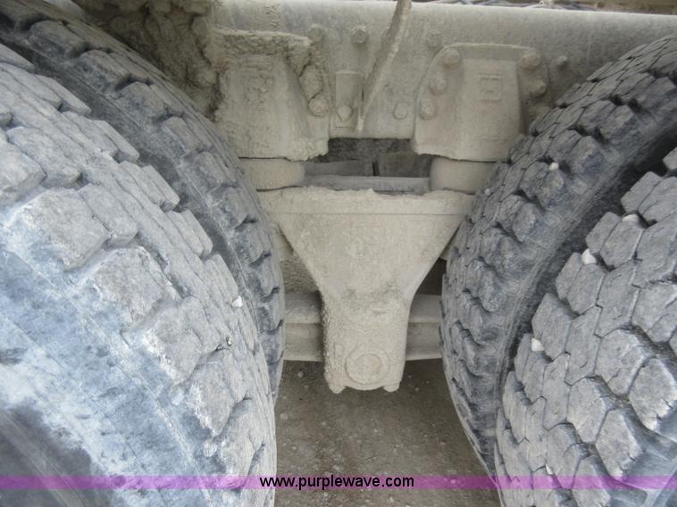image for item L2750 1995 Ford LT9000 mixer truck