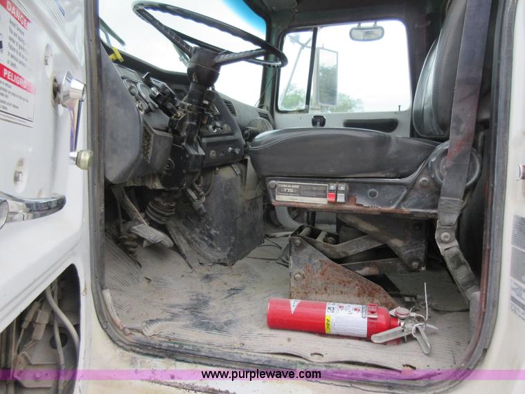 image for item L2750 1995 Ford LT9000 mixer truck