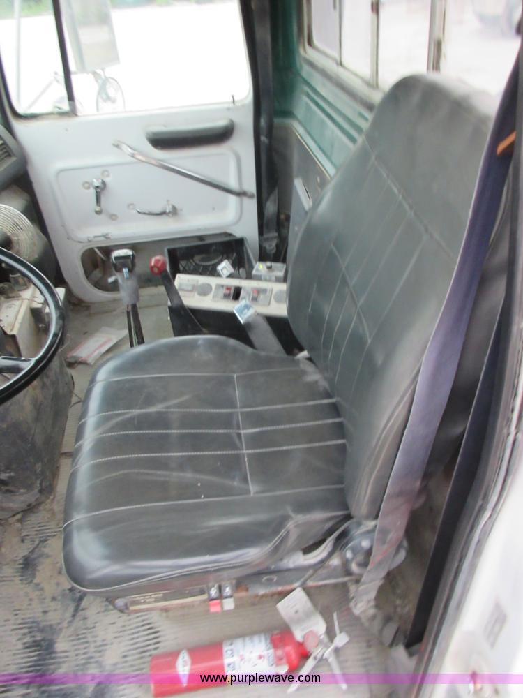 image for item L2750 1995 Ford LT9000 mixer truck