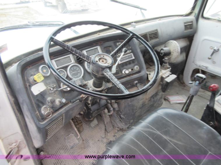 image for item L2750 1995 Ford LT9000 mixer truck