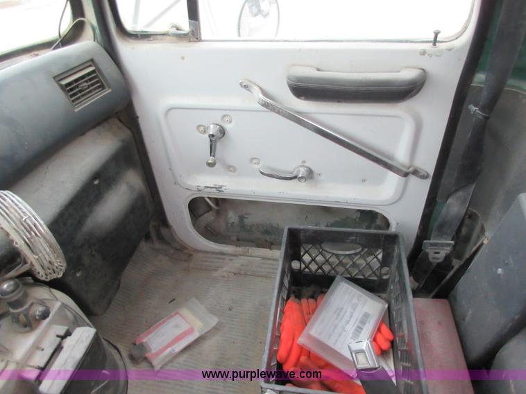 image for item L2750 1995 Ford LT9000 mixer truck