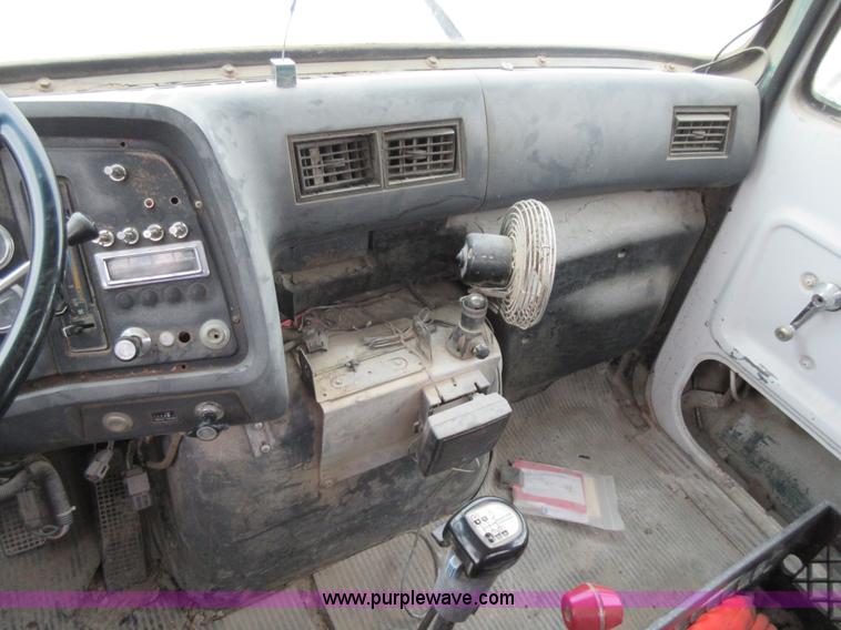 image for item L2750 1995 Ford LT9000 mixer truck