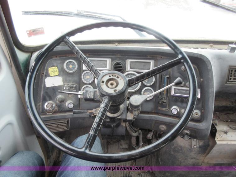 image for item L2750 1995 Ford LT9000 mixer truck