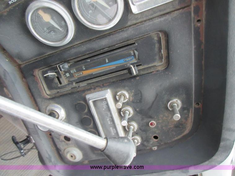 image for item L2750 1995 Ford LT9000 mixer truck