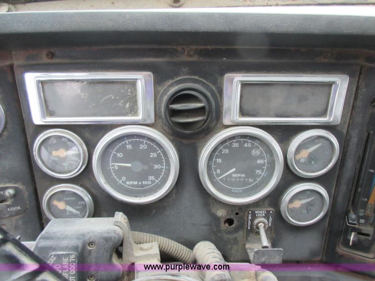 image for item L2750 1995 Ford LT9000 mixer truck