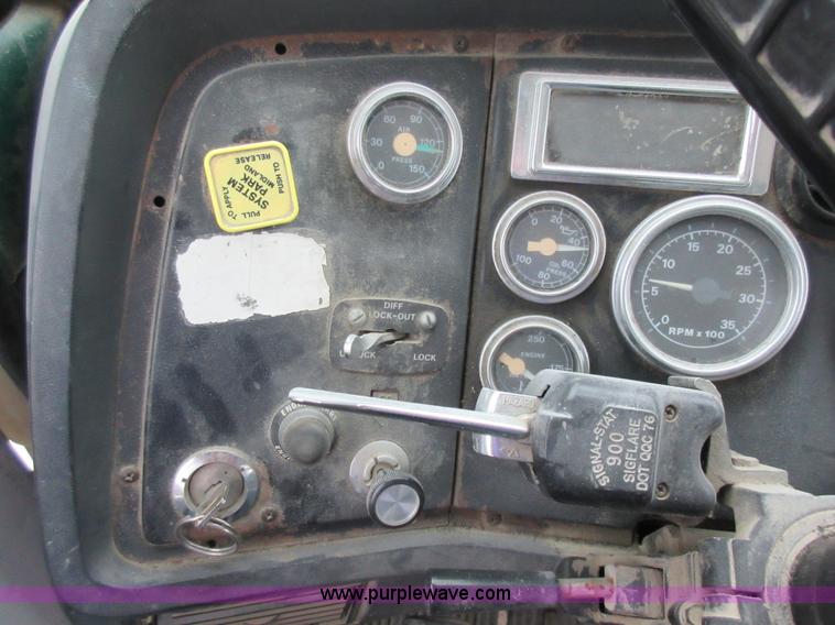 image for item L2750 1995 Ford LT9000 mixer truck