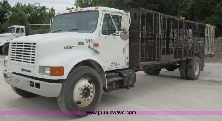 image for item L2751 1998 International 4700 form truck