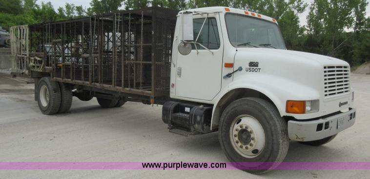 image for item L2751 1998 International 4700 form truck