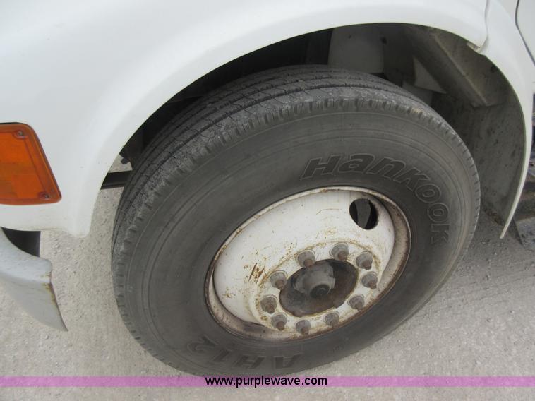 image for item L2751 1998 International 4700 form truck