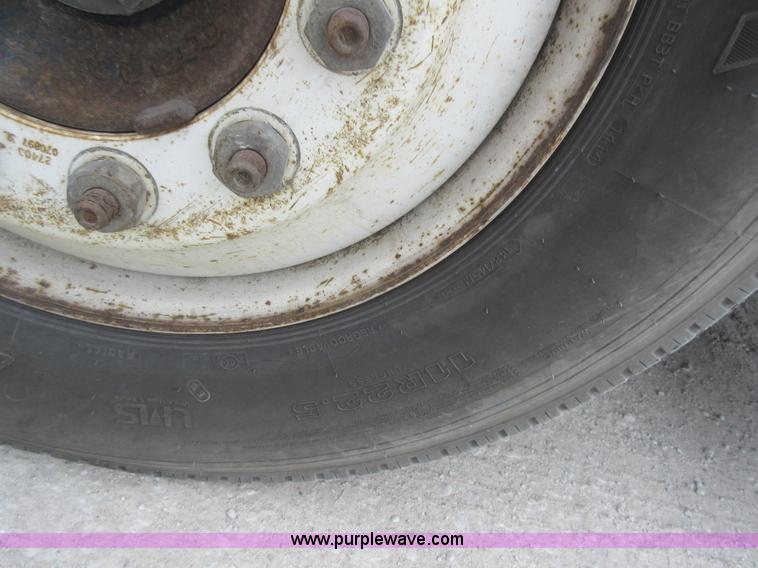 image for item L2751 1998 International 4700 form truck