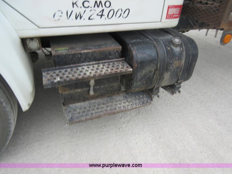 image for item L2751 1998 International 4700 form truck