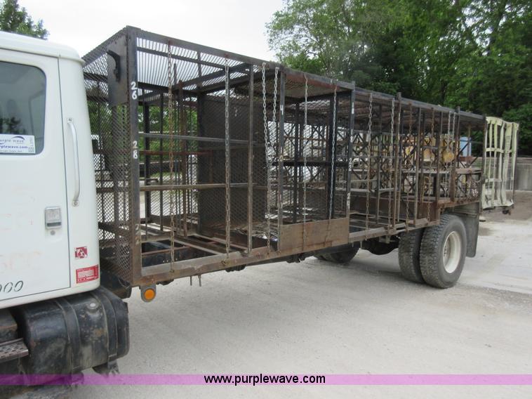 image for item L2751 1998 International 4700 form truck