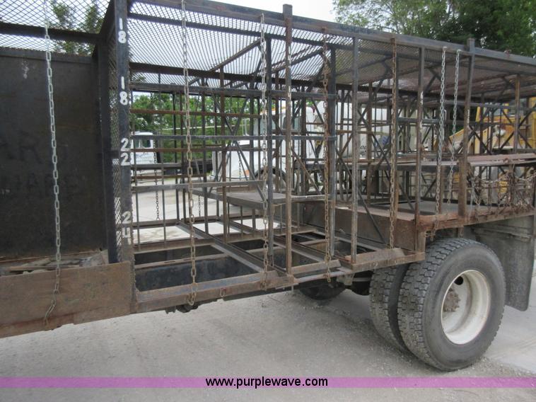 image for item L2751 1998 International 4700 form truck