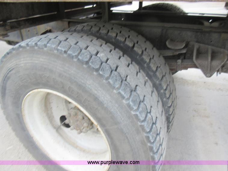 image for item L2751 1998 International 4700 form truck