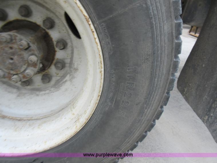 image for item L2751 1998 International 4700 form truck