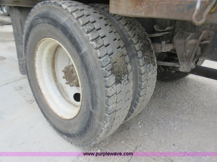 image for item L2751 1998 International 4700 form truck