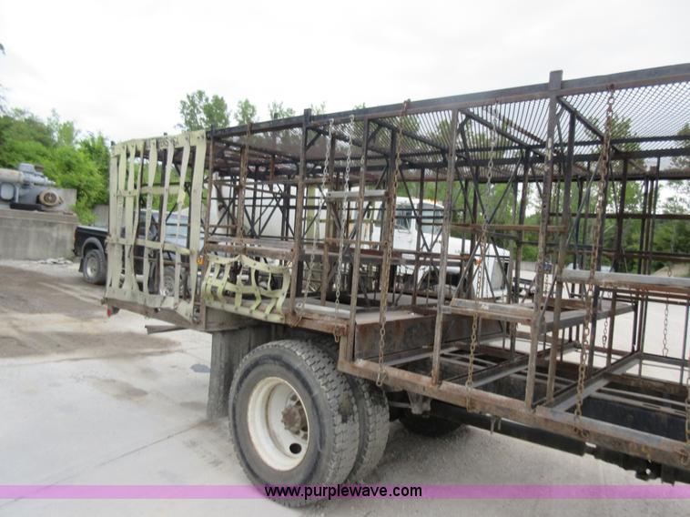 image for item L2751 1998 International 4700 form truck