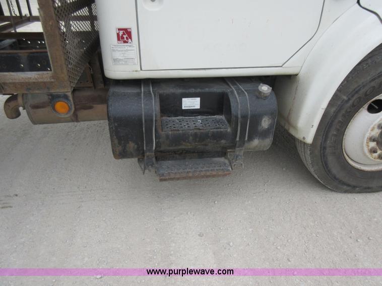 image for item L2751 1998 International 4700 form truck