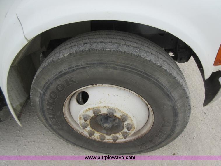 image for item L2751 1998 International 4700 form truck