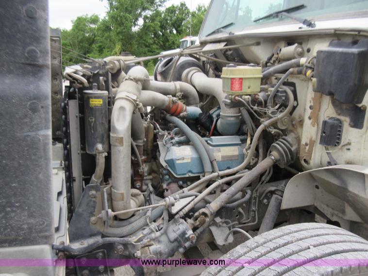 image for item L2751 1998 International 4700 form truck