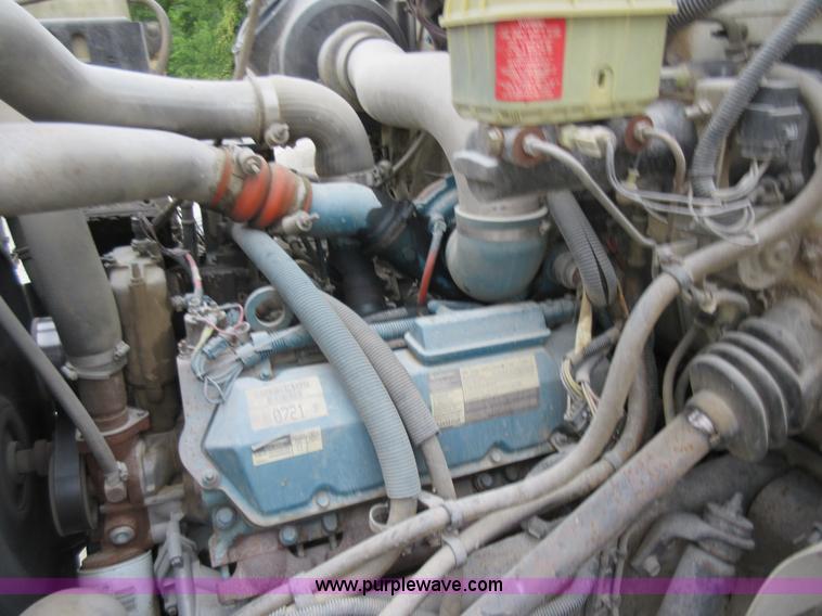 image for item L2751 1998 International 4700 form truck