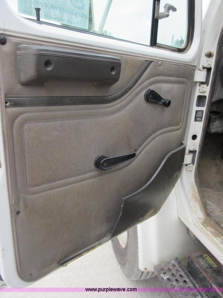 image for item L2751 1998 International 4700 form truck