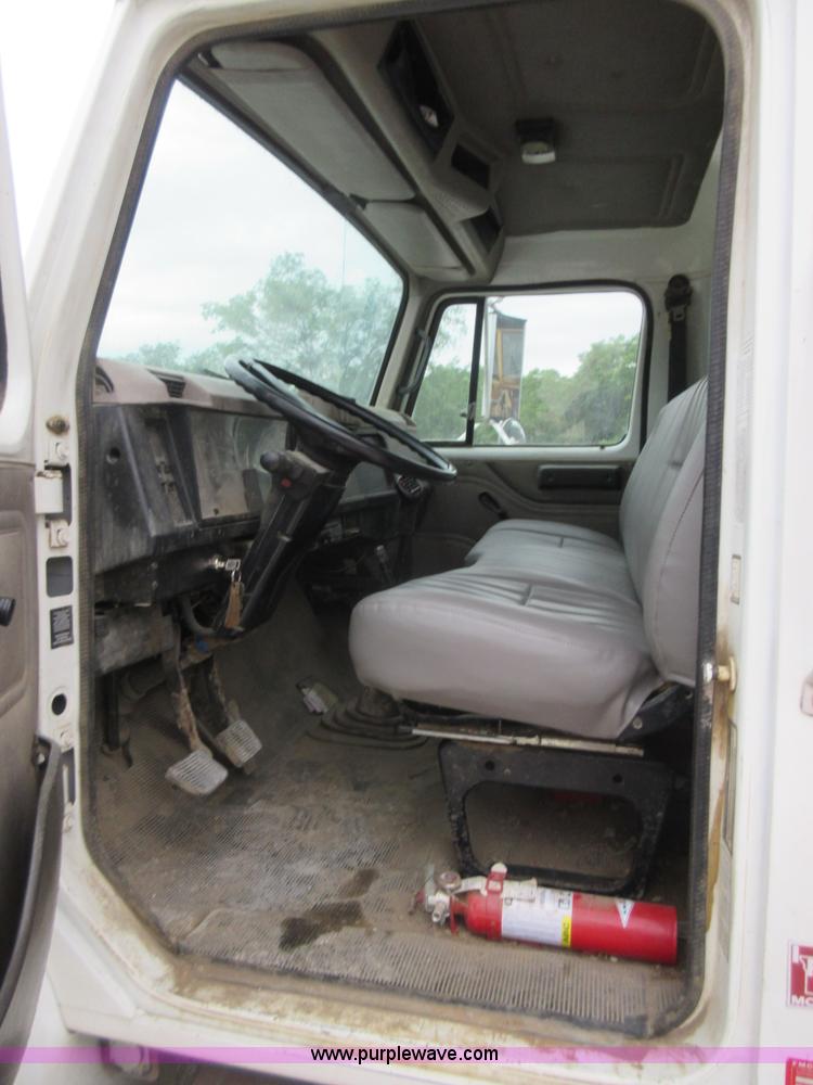 image for item L2751 1998 International 4700 form truck