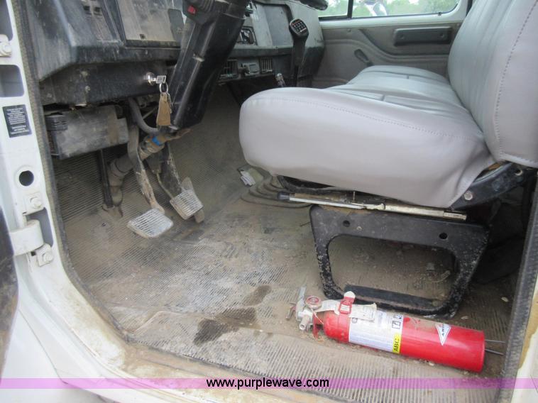 image for item L2751 1998 International 4700 form truck