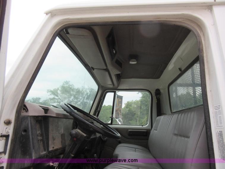 image for item L2751 1998 International 4700 form truck