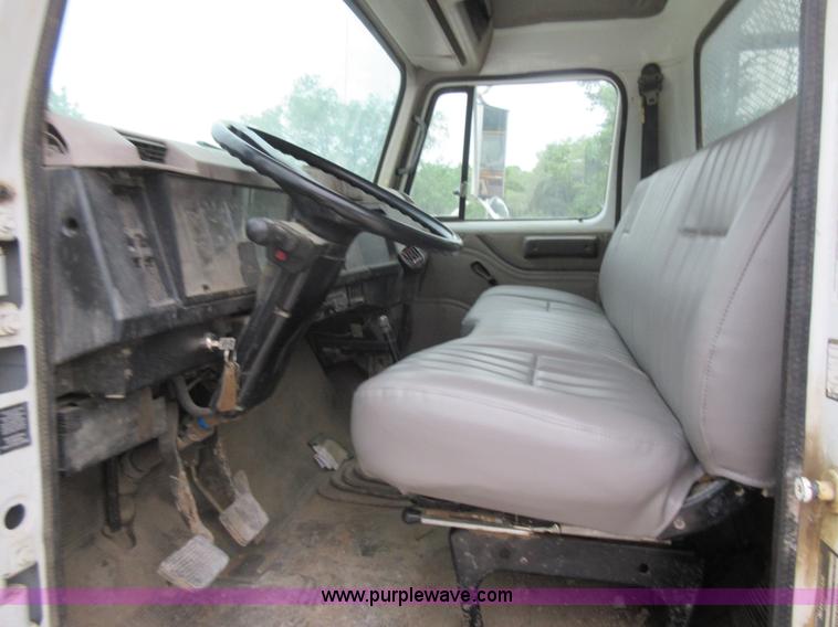 image for item L2751 1998 International 4700 form truck