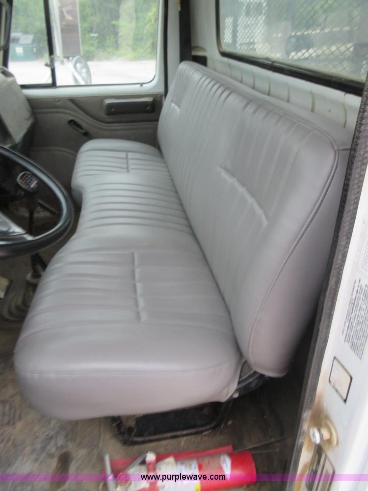 image for item L2751 1998 International 4700 form truck