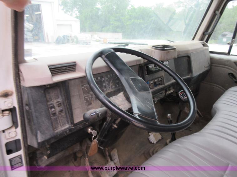 image for item L2751 1998 International 4700 form truck