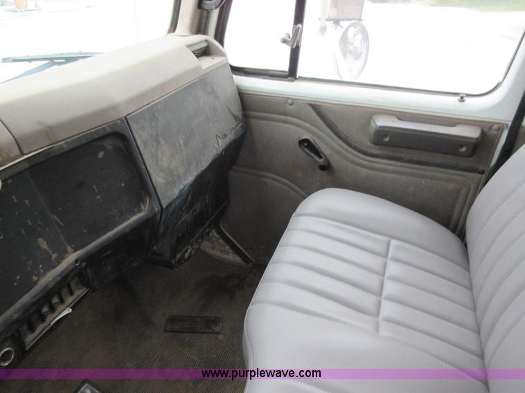 image for item L2751 1998 International 4700 form truck