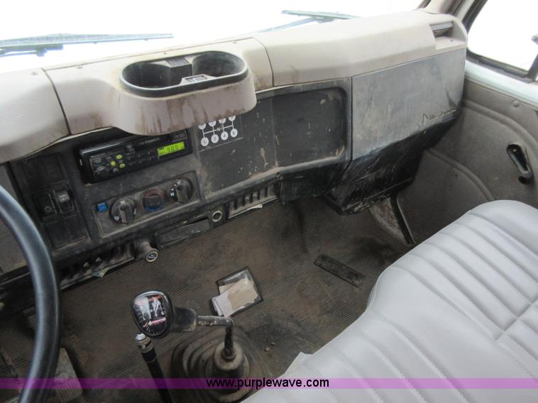 image for item L2751 1998 International 4700 form truck