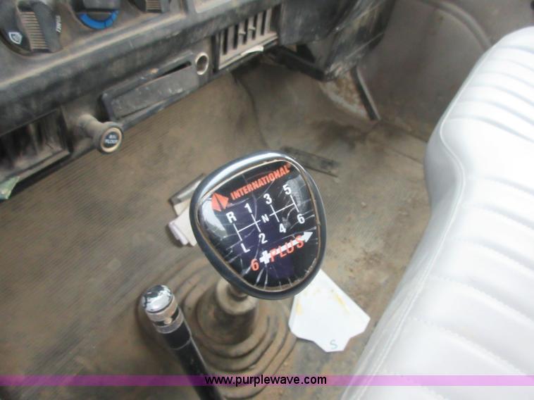 image for item L2751 1998 International 4700 form truck