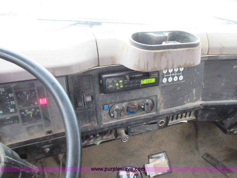 image for item L2751 1998 International 4700 form truck