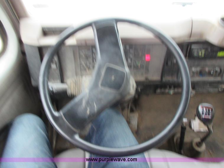 image for item L2751 1998 International 4700 form truck