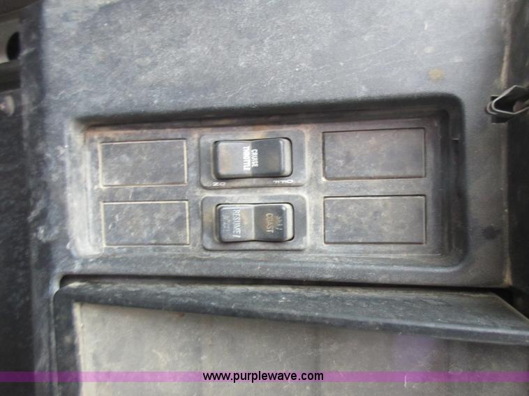 image for item L2751 1998 International 4700 form truck