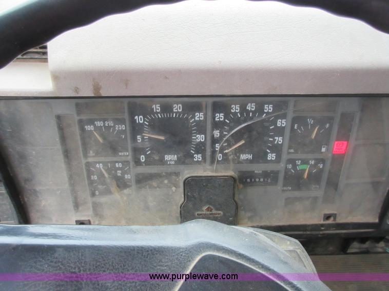 image for item L2751 1998 International 4700 form truck