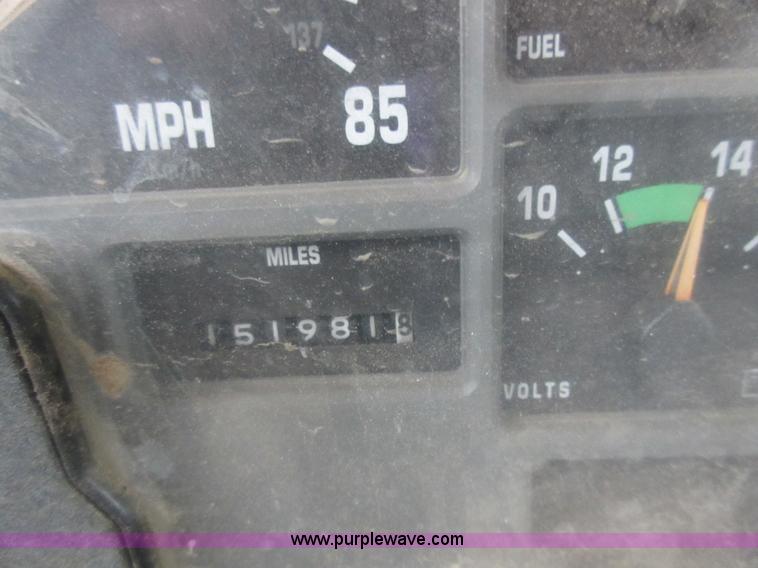 image for item L2751 1998 International 4700 form truck