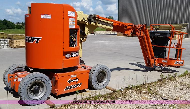 image for item L2778 2002 JLG E300AJP boom lift