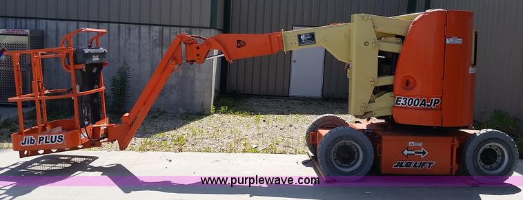 image for item L2778 2002 JLG E300AJP boom lift