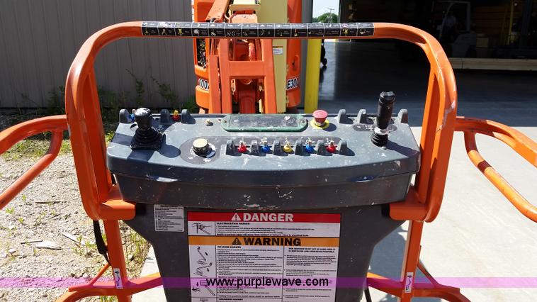 image for item L2778 2002 JLG E300AJP boom lift
