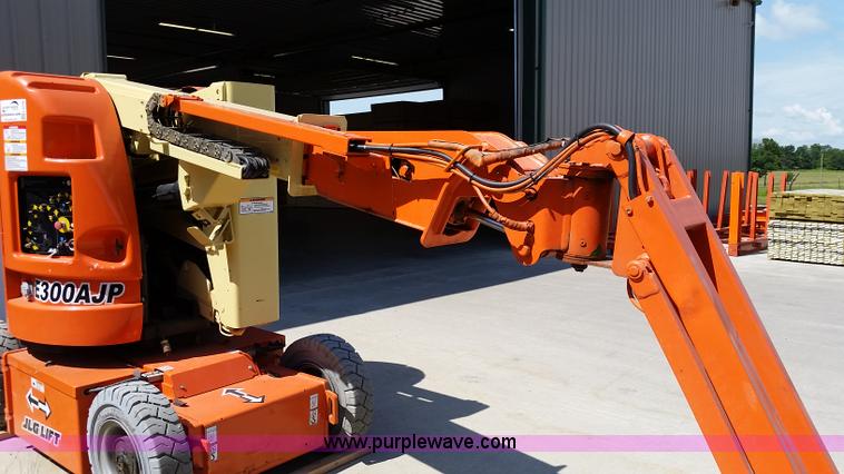 image for item L2778 2002 JLG E300AJP boom lift