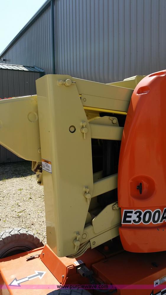 image for item L2778 2002 JLG E300AJP boom lift