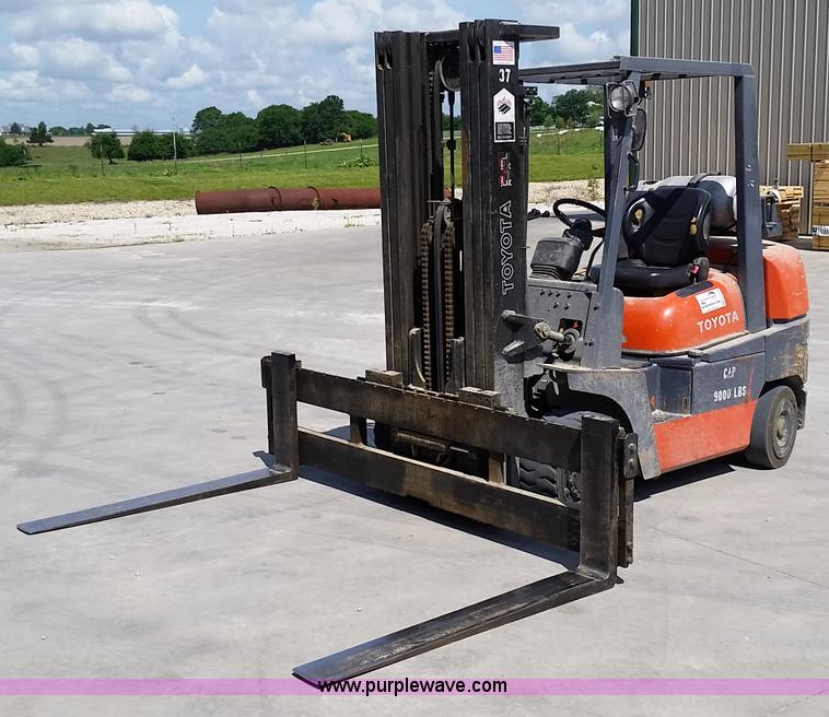 image for item L2779 Toyota 52-6FGGU36 forklift
