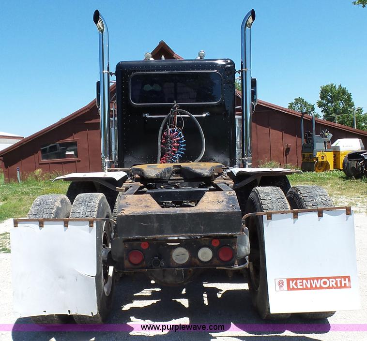 image for item L4812 1993 Peterbilt 379 semi truck