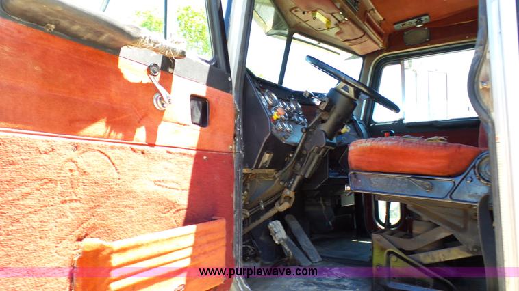 image for item L4812 1993 Peterbilt 379 semi truck