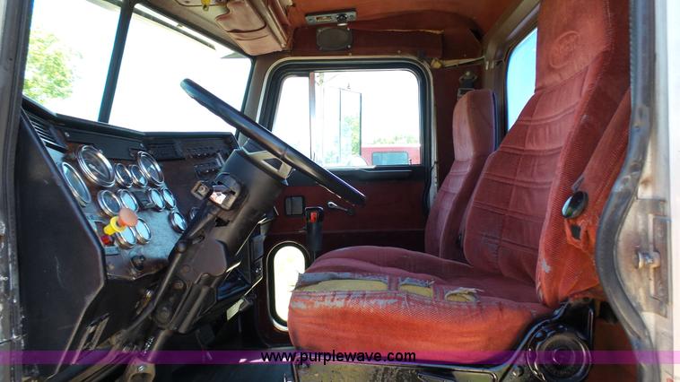 image for item L4812 1993 Peterbilt 379 semi truck